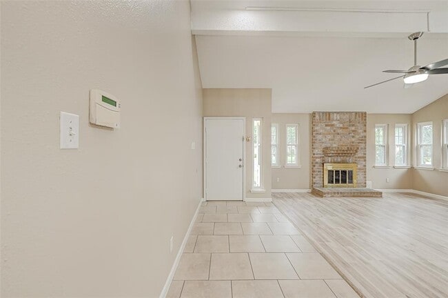 Building Photo - 2302 Brook View Ln