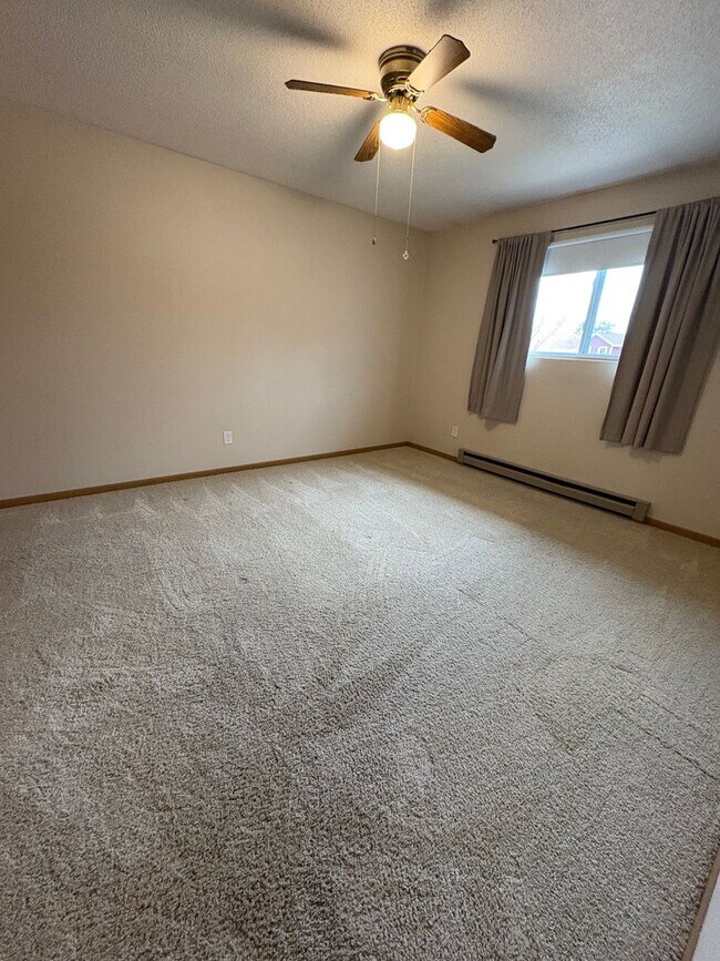Building Photo - 801 Evergreen Dr