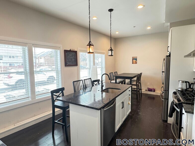 Building Photo - 1 Cedar St