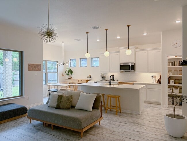 Building Photo - Gorgeous Home - MUST SEE!!