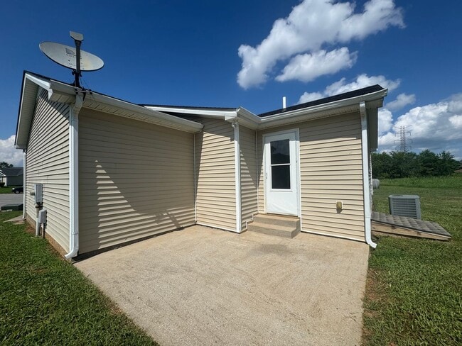Building Photo - Newly Renovated 3BR 2BA home close to GM, ...