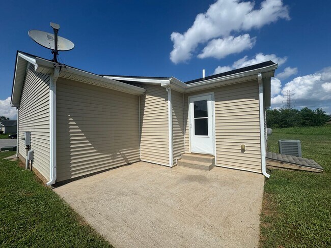 Building Photo - Newly Renovated 3BR 2BA home close to GM, Magna, Industrial Park