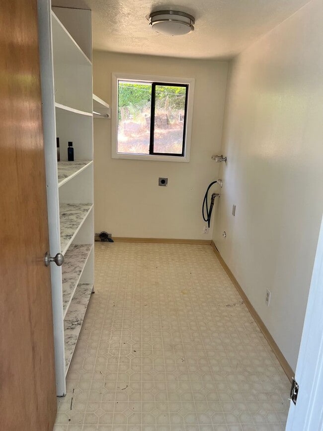 Building Photo - 3 Bed, 2 bath house located in Eugene