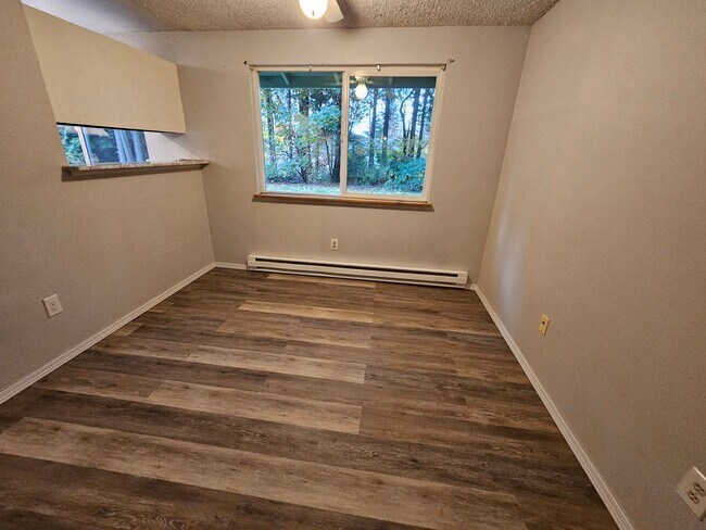 Building Photo - Port Orchard townhouse close to everything