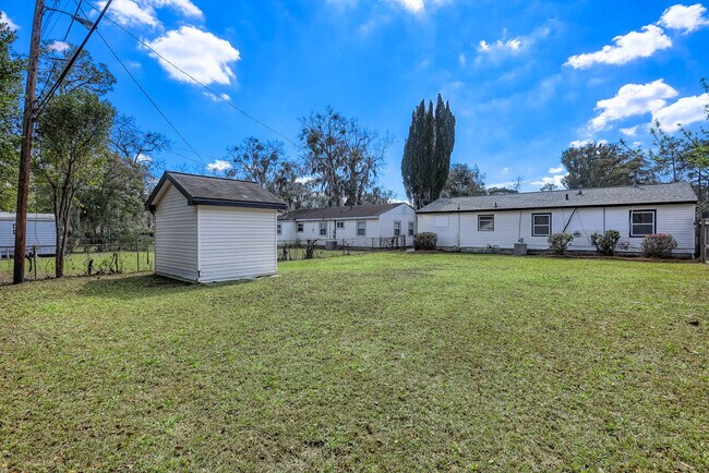 Building Photo - 2210 N Fernwood Dr