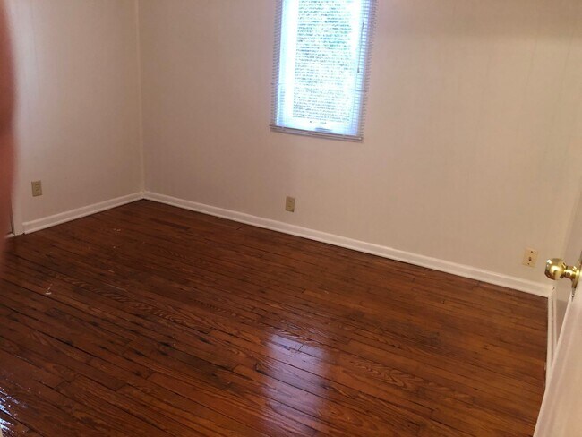 Building Photo - 314 W 16th St