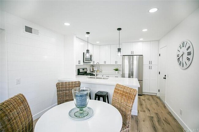 Building Photo - Beautifully Remodeled Single-Story Condo i...