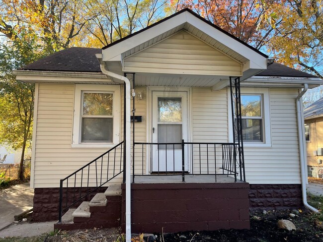 Building Photo - Charming 2bd/2ba Bungalow in Madison Heights