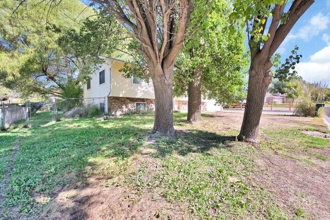 Building Photo - Spacious 5-Bedroom Home in Paradise Hills ...