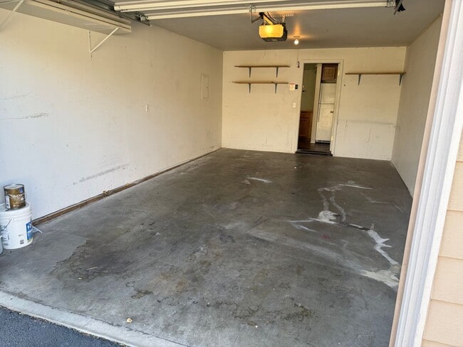 Building Photo - Single Level 2 Bed/2 Bath with Garage - NW Cedar Ave