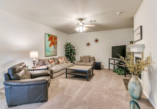 Building Photo - Adorable duplex + Edmond Schools + Lawncar...