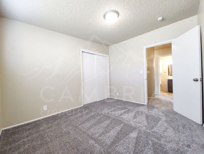 Building Photo - 1637 Paradise Ln