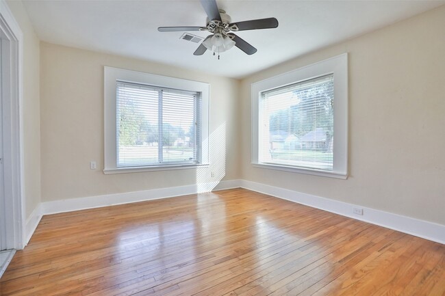 Building Photo - 607 Lakeview Dr