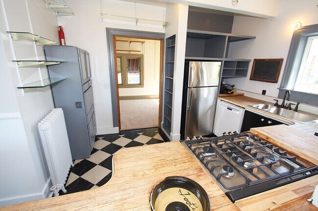 Building Photo - CHARMING 3 BEDROOM TUDOR REVIVAL APARTMENT W/ PUGET SOUND VIEWS