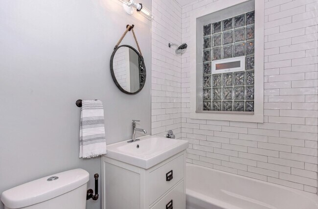 Building Photo - 1314 W Argyle St