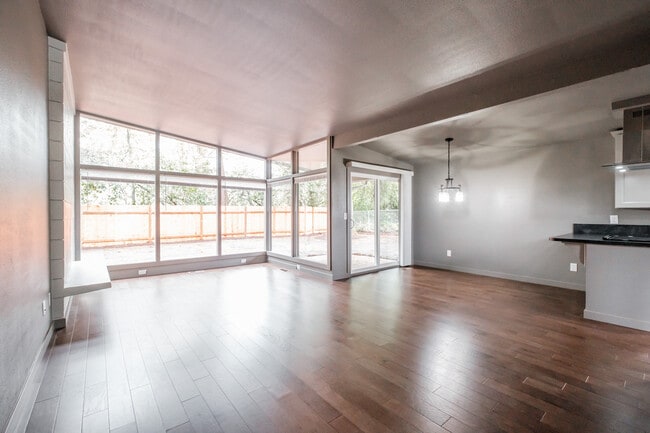 Building Photo - 837 Woodmansee Ct SE