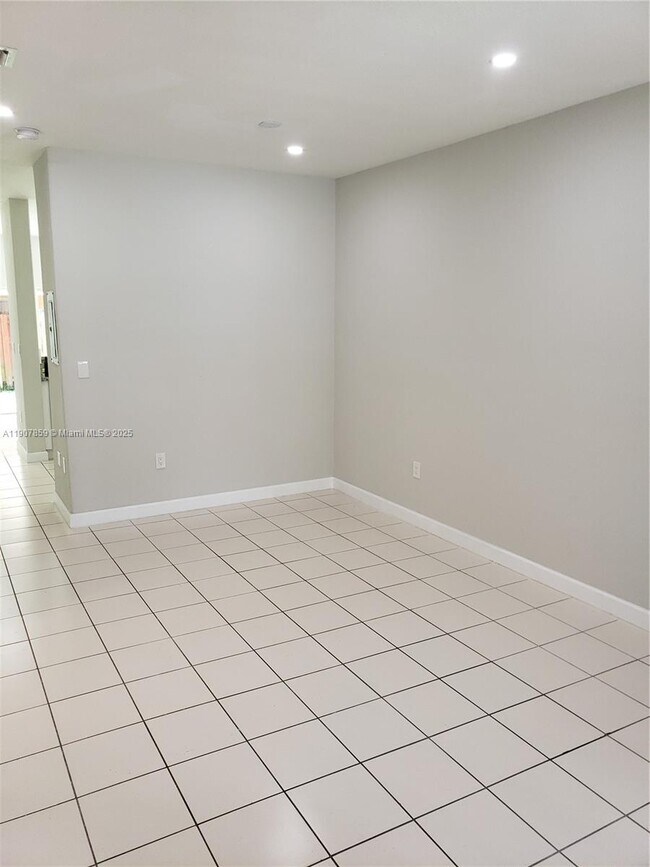 Building Photo - 1666 SE 27th Ct