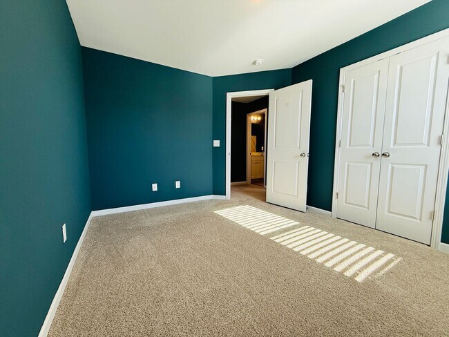 Building Photo - Valley End