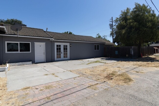 Building Photo - Newly Remodeled 2x1 in Newman!!!