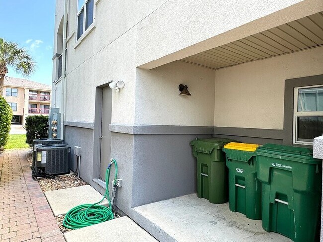 Building Photo - 214 6th Ave S