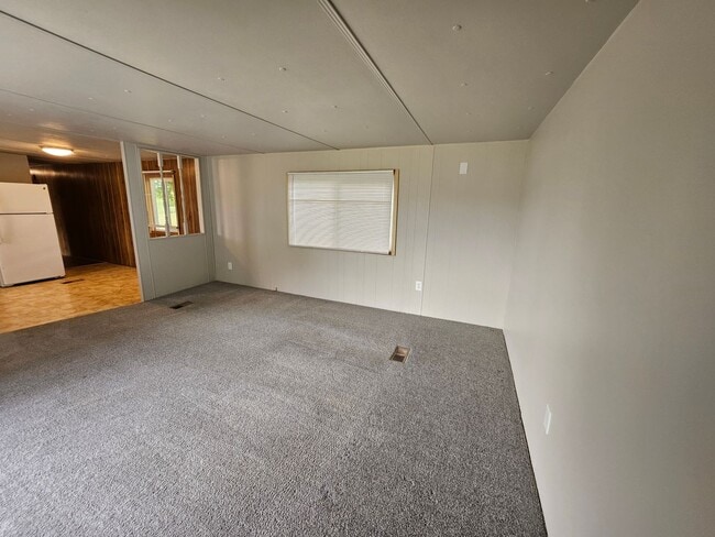 Building Photo - Charming 3BR/1BA in Eagle Creek – W/D, Yar...