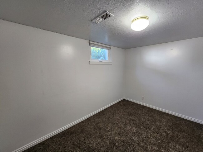 Building Photo - A Rental Home With MAD Curb Appeal!? YUP! 4 bd 2 bath Sugarhouse