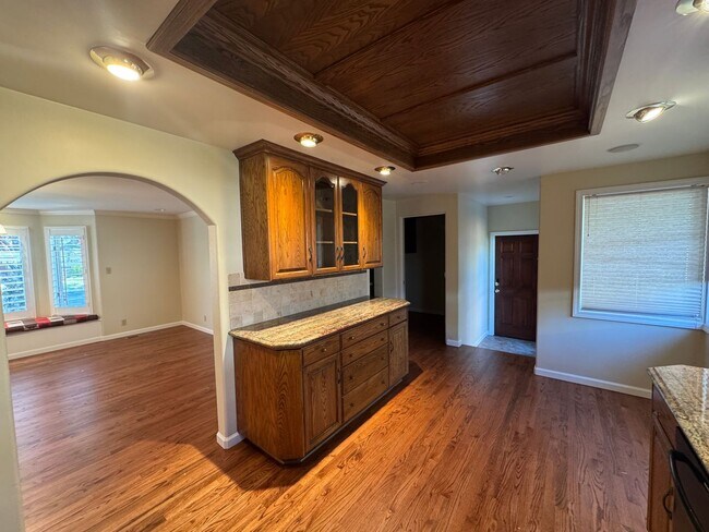 Building Photo - 255 Circle Dr