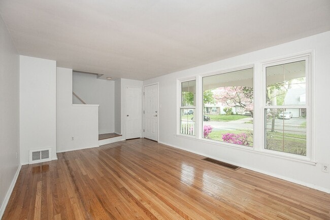 Building Photo - 3 Bed/1.5 Bath Single Family Home!