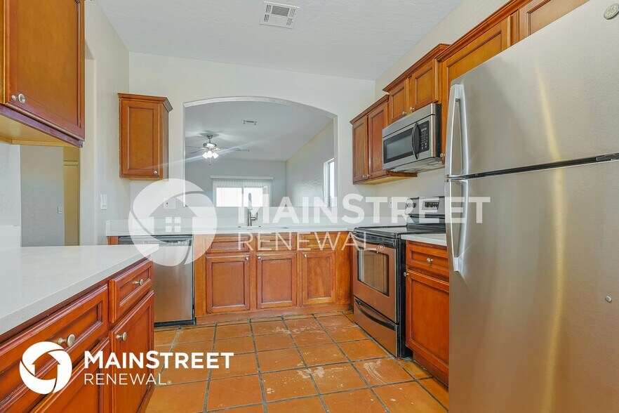 Building Photo - 6606 S 10th Dr