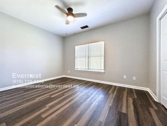 Building Photo - Spacious 4-Bedroom Townhome with Modern Co...