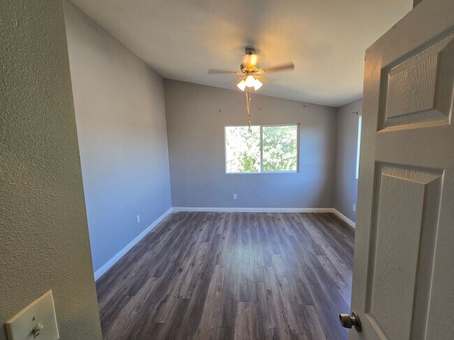 Building Photo - Beautifully Remodeled 3 Bed, 2 Bath Home f...