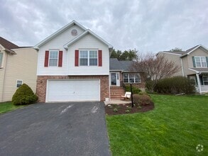 Building Photo - Family living close to PSU campus