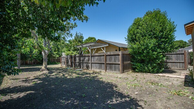 Building Photo - Charming 2 bedroom 1 bath!