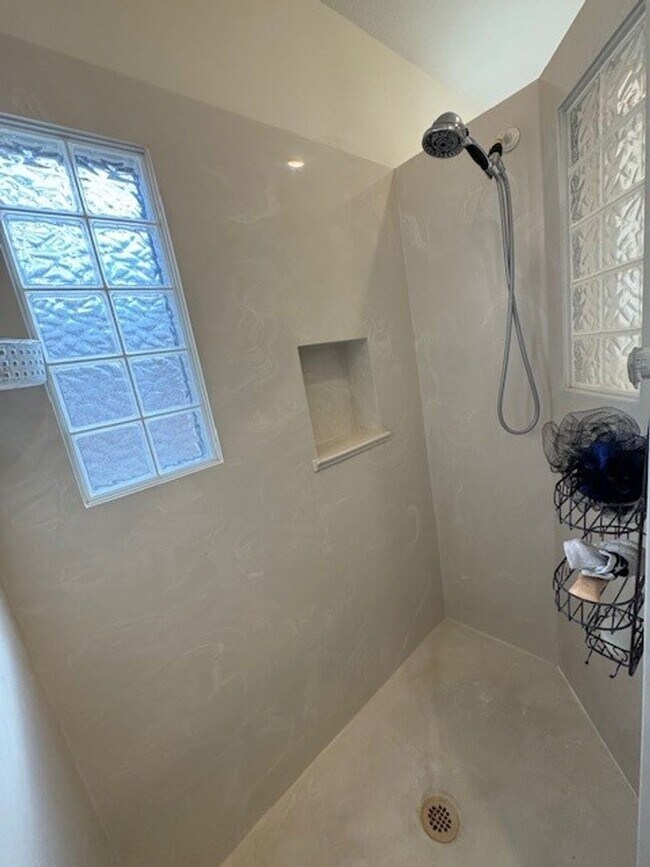 Building Photo - 3BR with SOLAR-NO Electric Bills! RV Gate & Parking, Bullhead Parkway