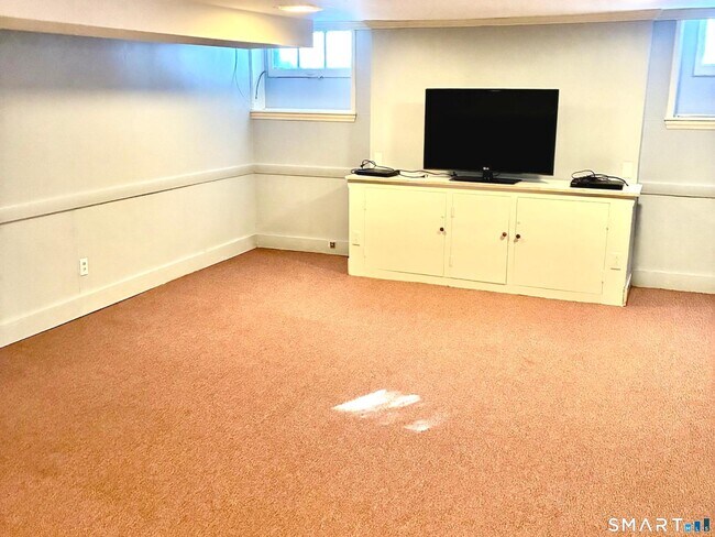 Building Photo - 302 Quaker Ln N