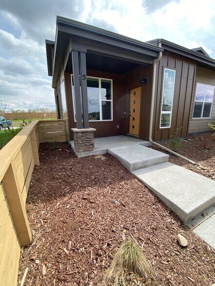 Building Photo - 2614 Avenger Pl #5