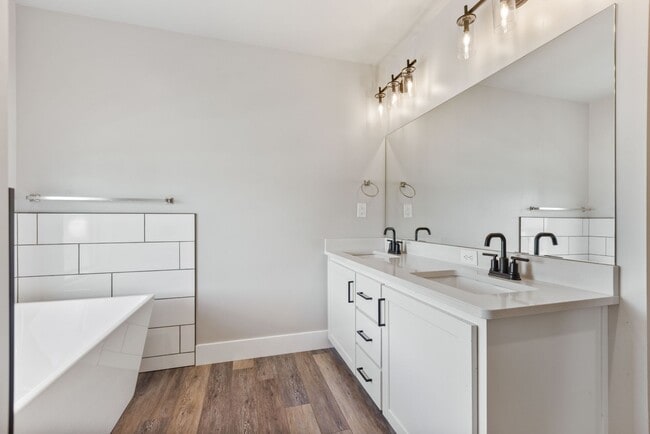 Building Photo - Awesome end unit 3 Bed 2.5 Bath townhome i...