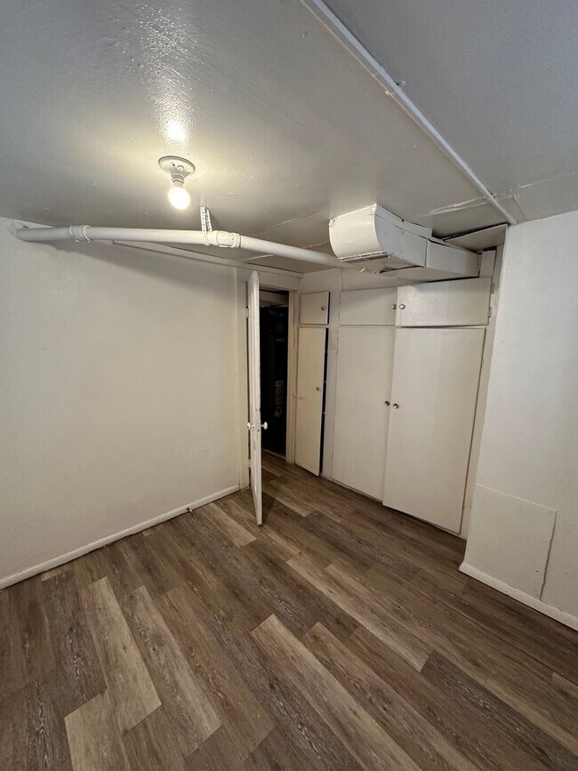 Building Photo - AJE1825