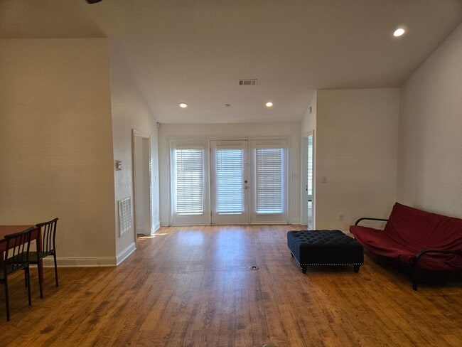 Building Photo - 802 W Longleaf Dr