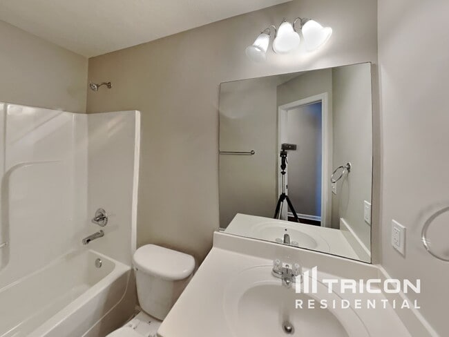 Building Photo - 323 Sarna Dr