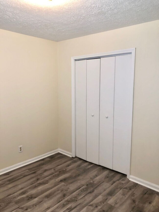 Building Photo - Winburn 2 bdrm 3rd floor apt     260319