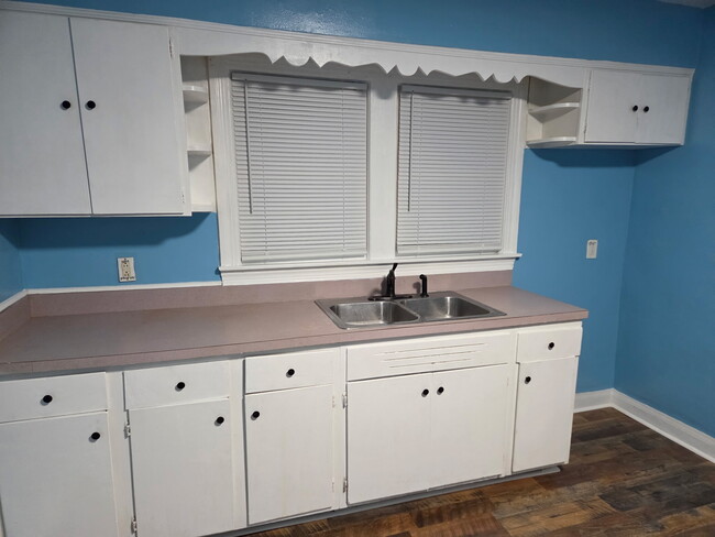 Building Photo - 4879 Charlotte Dr