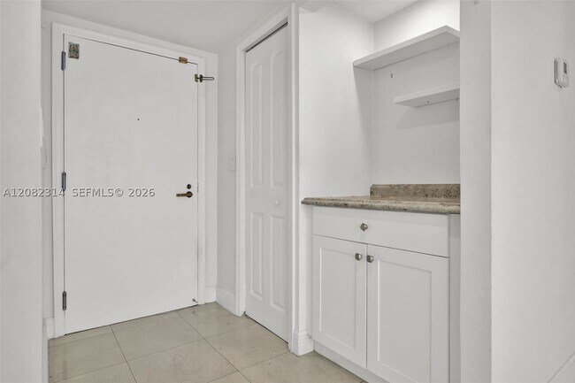 Building Photo - 520 Brickell Key Dr