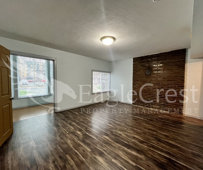 Building Photo - Comfortable 5 Bedroom Home with Modern Touches, Large Bedrooms & Front Porch