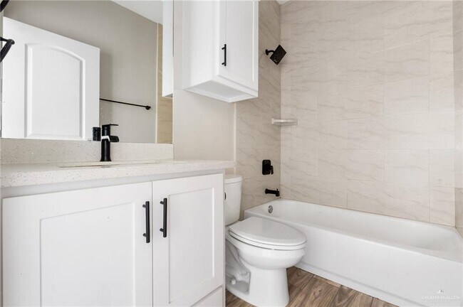 Building Photo - 9 W 5th St