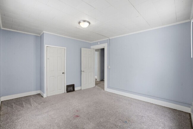 Building Photo - Spacious 4bed 2 bath home in Davenport