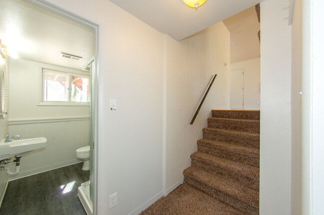 Building Photo - 6921 Manhattan Ln