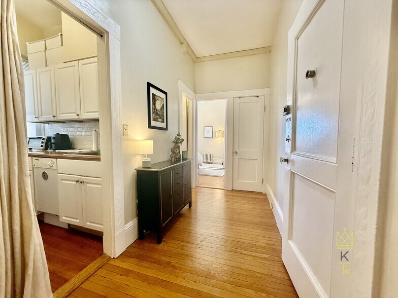 Building Photo - 1477 Beacon St