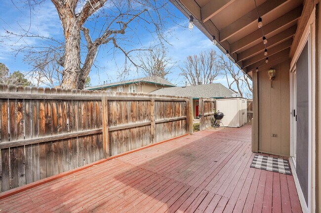 Building Photo - $2,145.95 with $300 Off the first month's rent, 2 Beds - 1 Bath, Townhouse in Greenwood Village w...