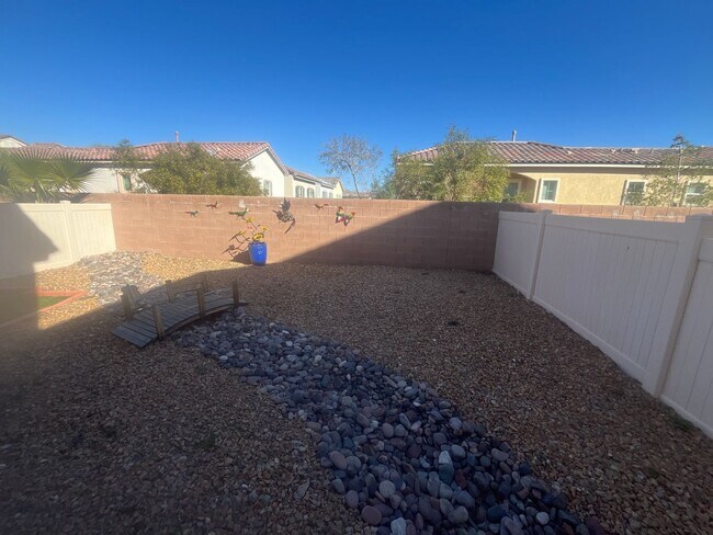 Building Photo - 3 Bedroom Townhome - Centennial Hills